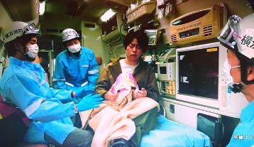救急車でめを覚ます櫻井翔の画像